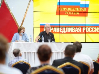 Какие вопросы задавали оренбуржцы заместителю председателя фракции СР в Госдуме Олегу Шеину