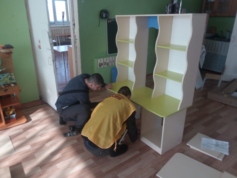 СР в Светлом помогла детскому саду в сборе мебели